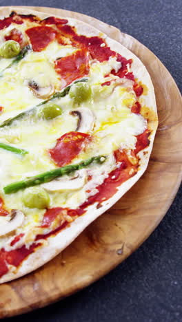 pizza al horno con aderezos de verduras