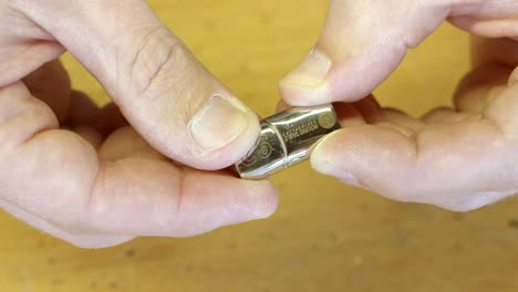 Hände-Von-Handwerkern,-Die-Den-Silbernen-Armbandverschluss-In-Nahaufnahme-überprüfen