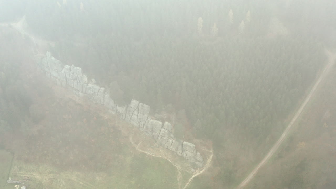 아름다운 산 풍경, 푸른 나무, 암벽을 덮고 있는 구름의 공중 촬영