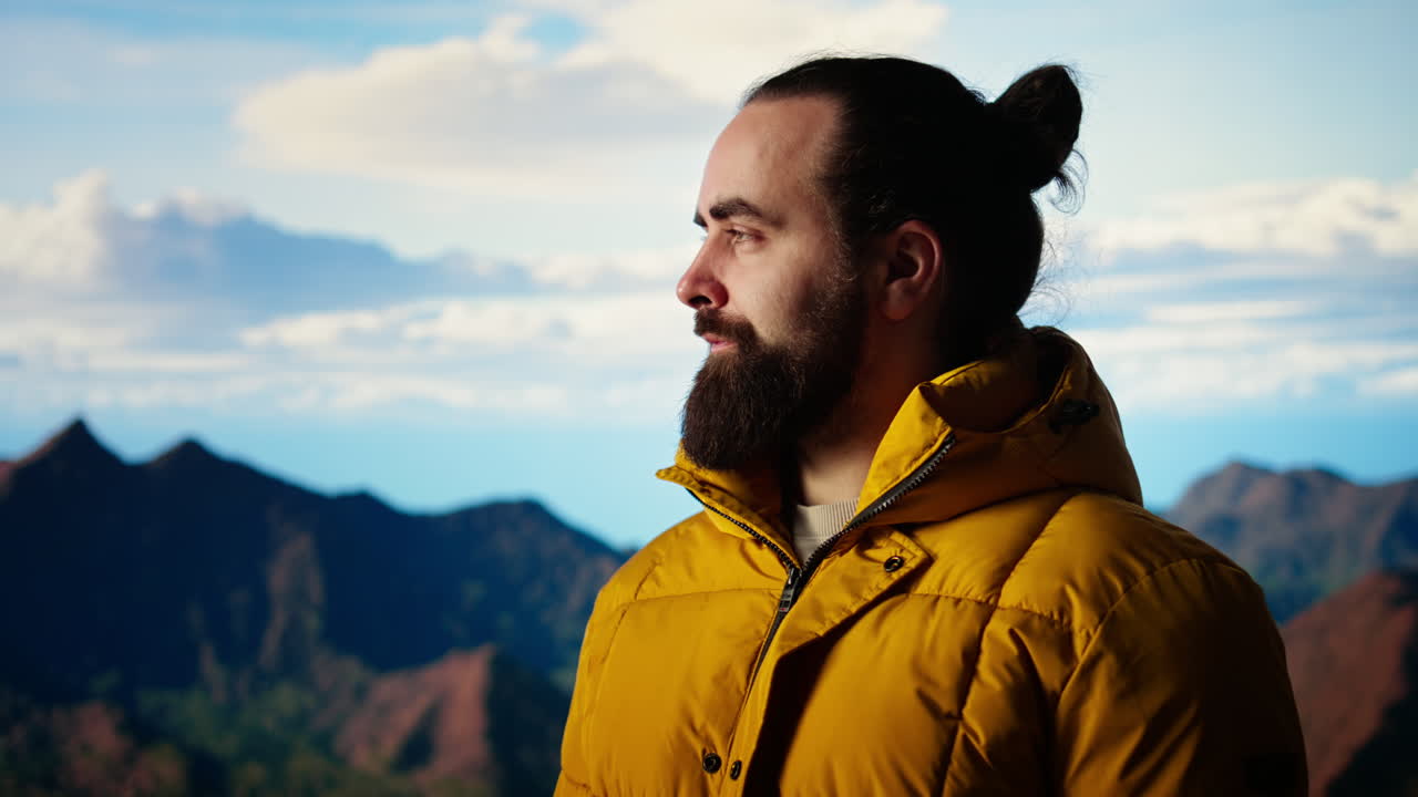 joven excursionista abraza el desafío de hacer senderismo en la montaña con aire fresco