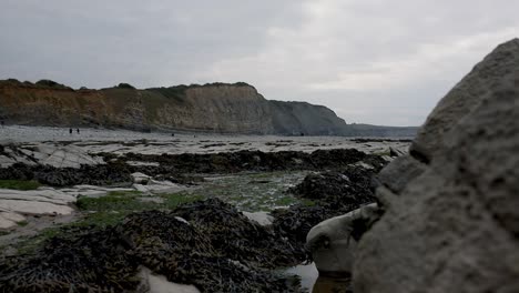 Stone-beach-in-South-of-England,-surrounded-by-cliffs