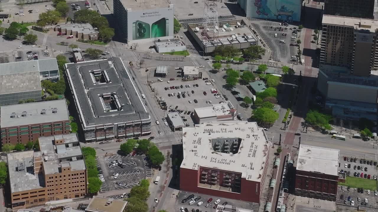 La ripresa aerea mostra il centro di Dallas con edifici e aree di parcheggio