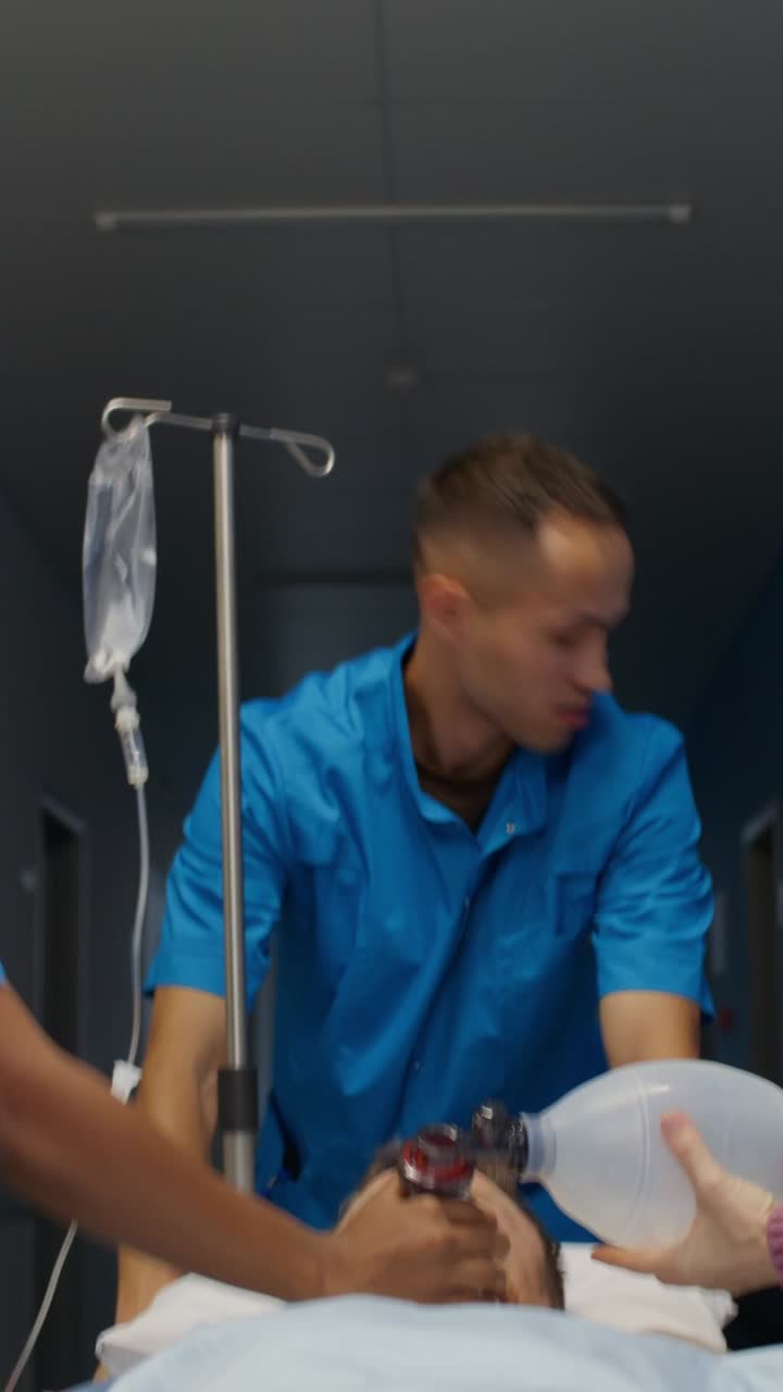 personal médico que presta tratamiento de emergencia