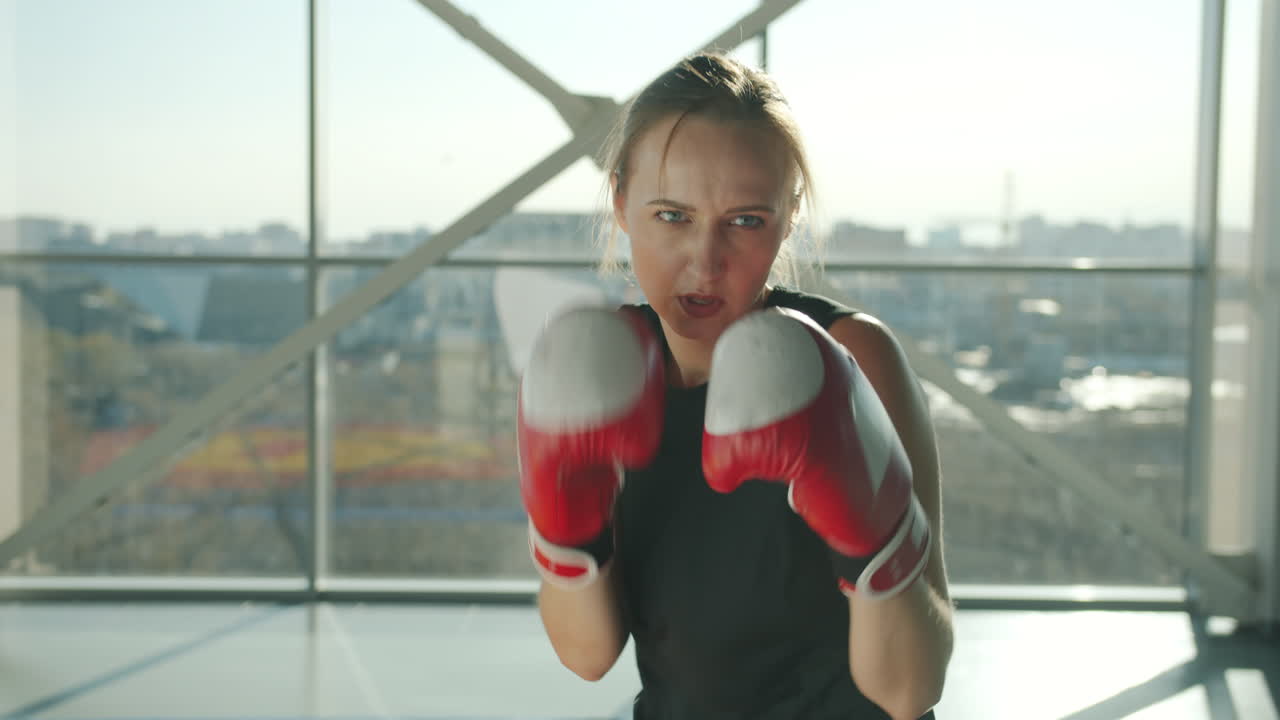 sesión de entrenamiento de boxeo femenino en el gimnasio