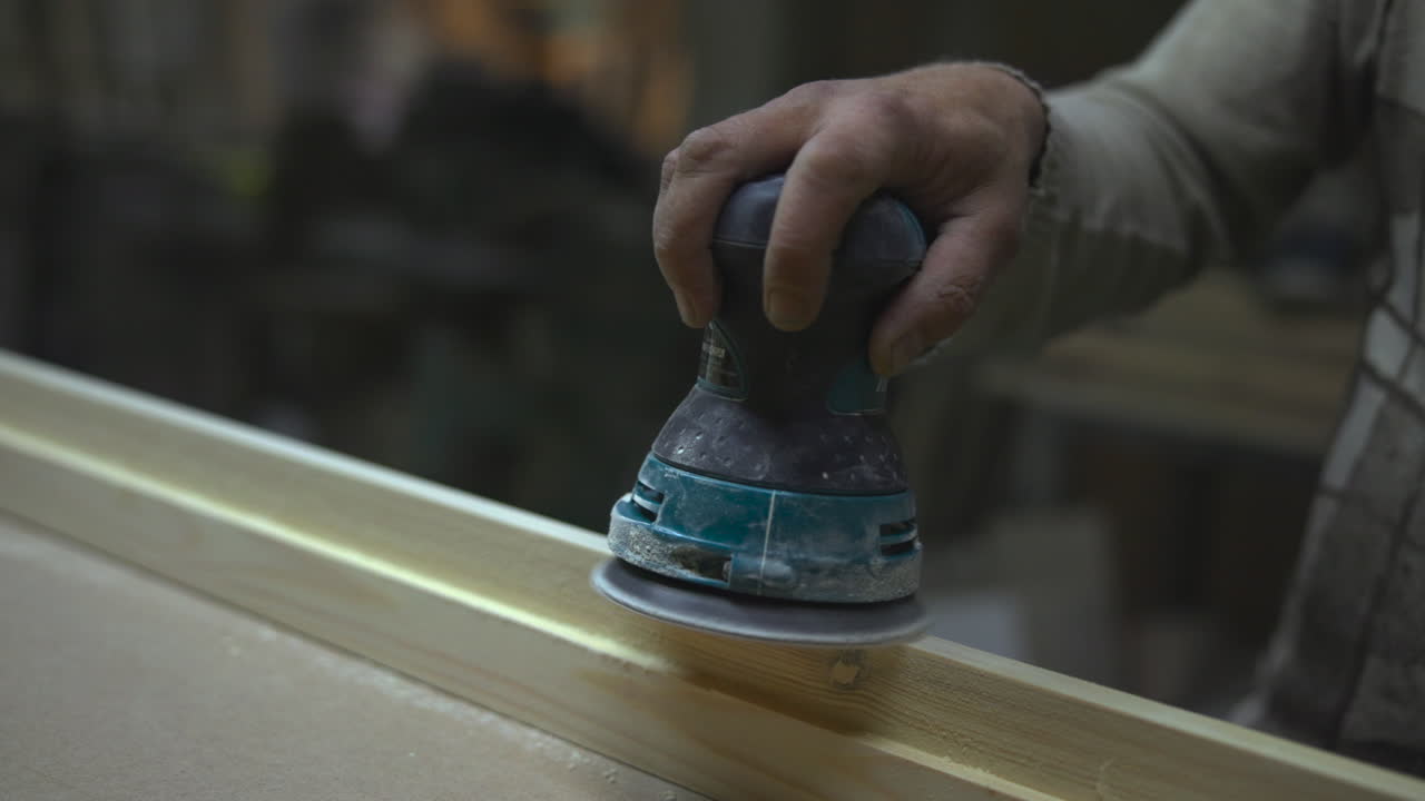 Levigare il legno con un utensile elettrico