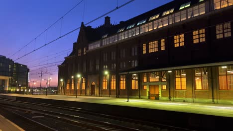 La-Estación-Central-De-Amsterdam-Edificio-Holandés-Y-Escalinata-En-El-Crepúsculo-De-La-Mañana-Temprano