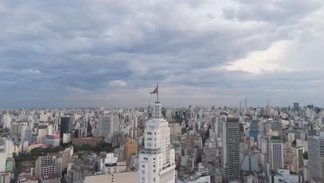 vista aérea del edificio banespa en são paulo mostrando la bandera de são paulo