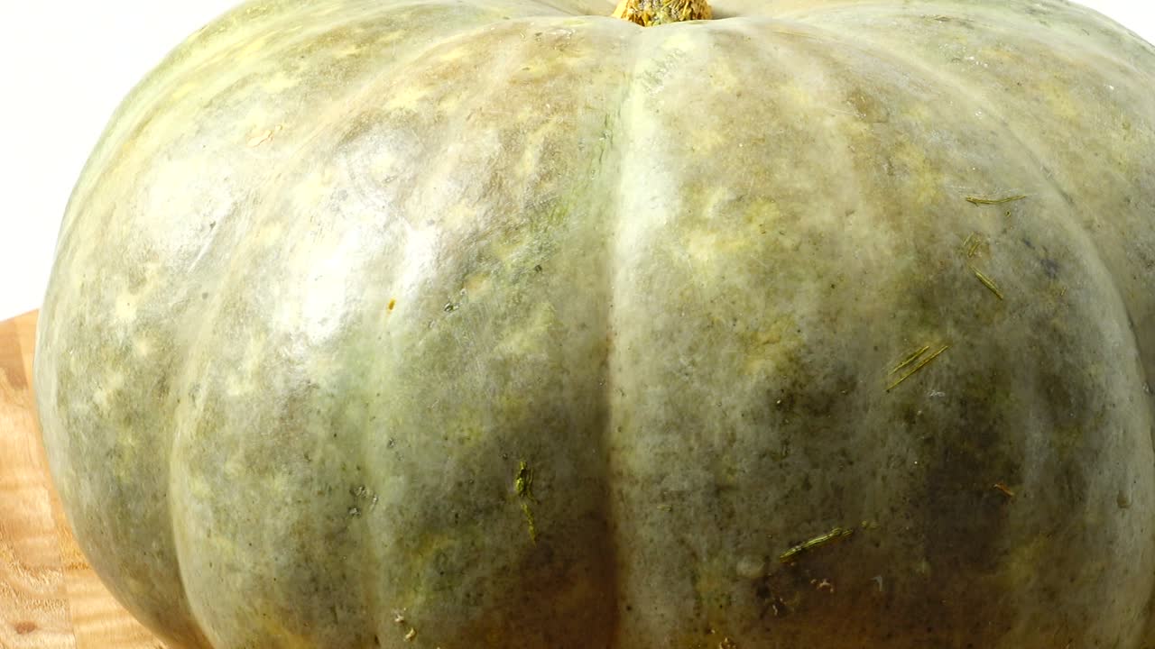 Zucca su un tagliere da cucina. Ripresa in movimento