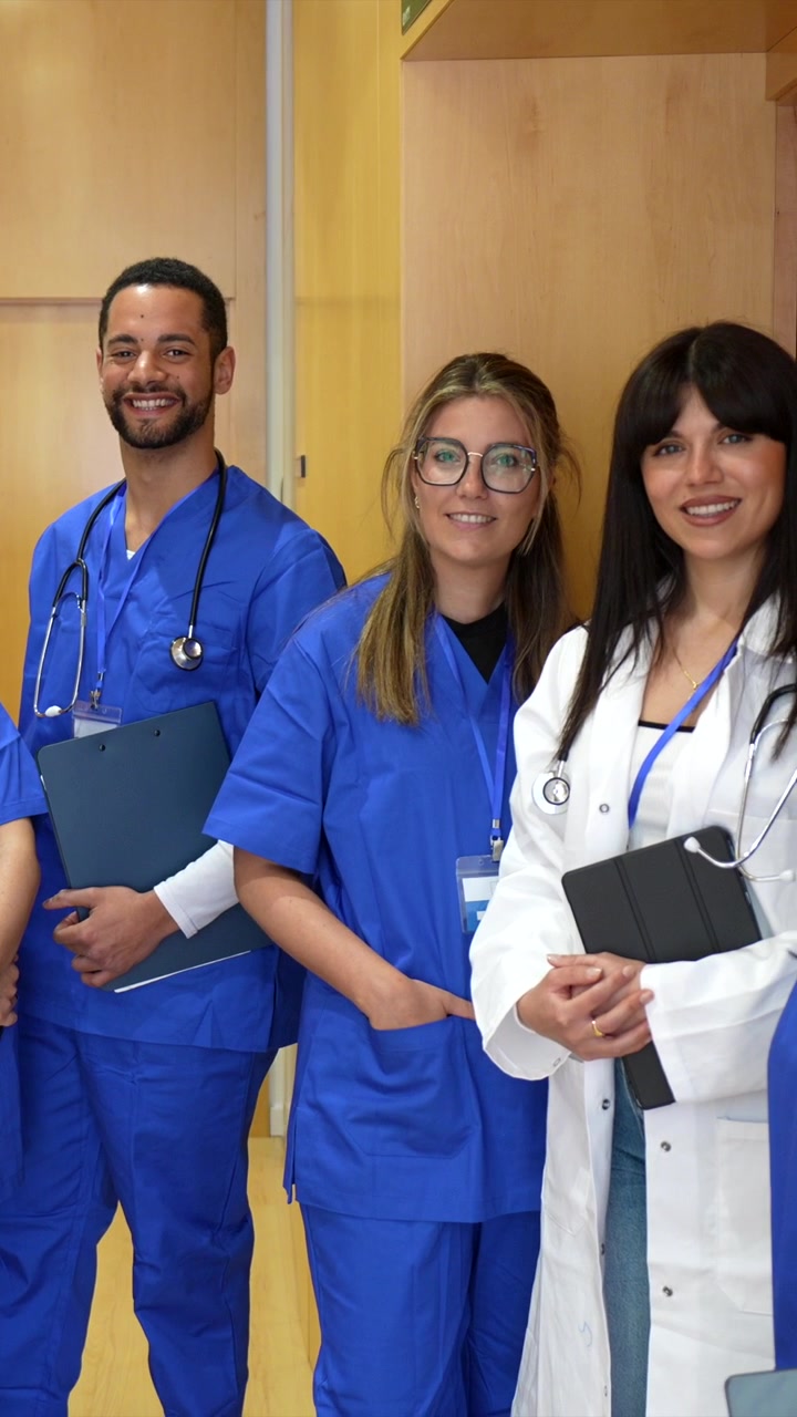 Gruppo di diversi professionisti medici in piedi insieme nel corridoio dell'ospedale