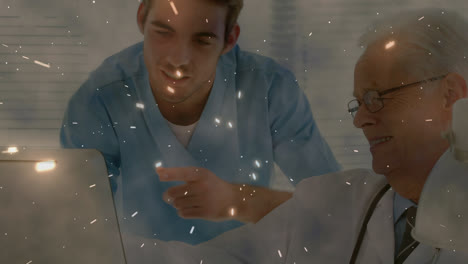 animación de luz brillante sobre médicos hombres caucásicos que usan computadora
