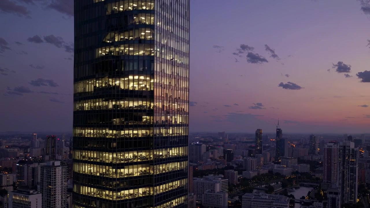 Vista Aérea de Arranha-céu Moderno ao Pôr do Sol