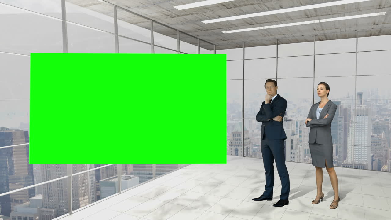 personas de negocios de pie frente a una pantalla