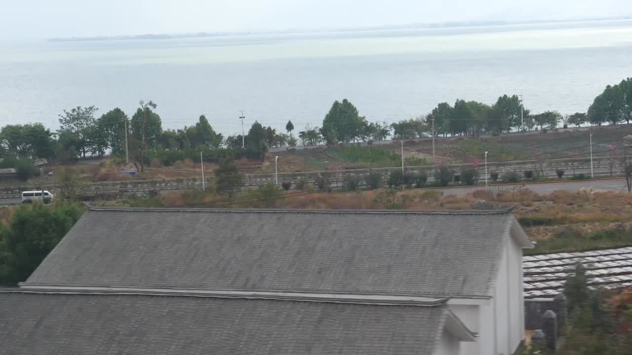 vista desde la ventana de un tren en marcha en kunming