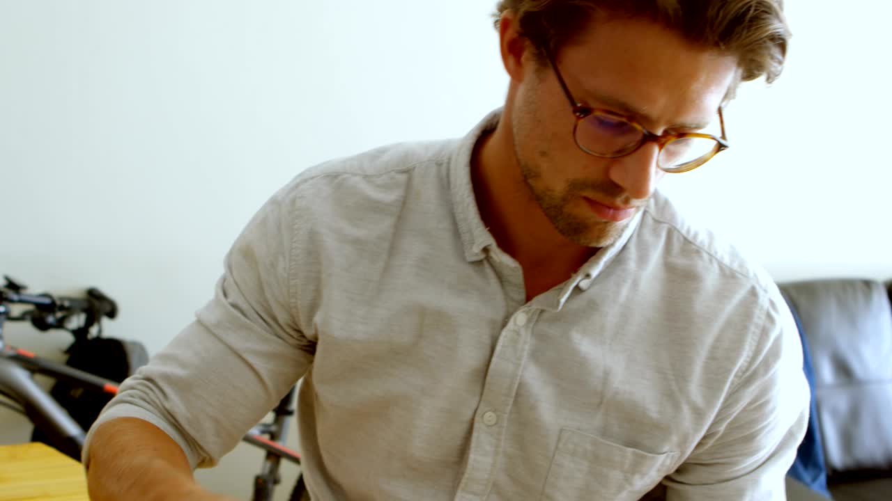 Uomo che usa il laptop in salotto 4k