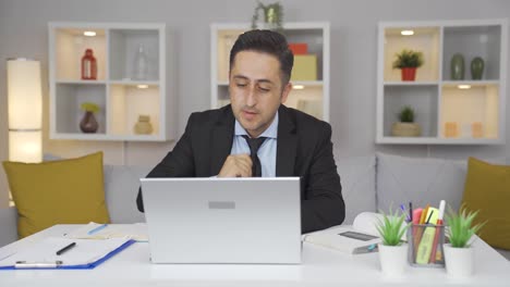 Hombre-Trabajador-De-Oficina-En-Casa-Pensando-Con-Preocupación.