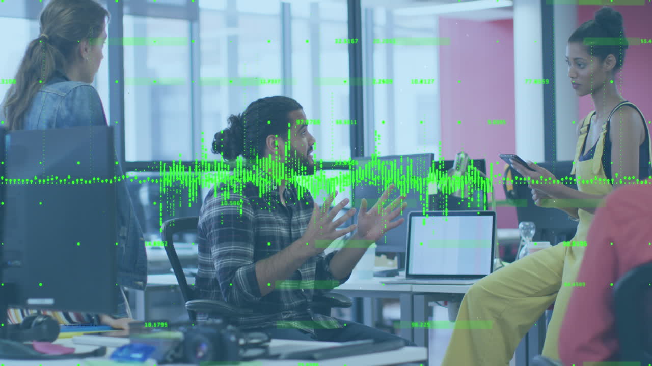 animación del procesamiento de datos sobre diversas personas de negocios en la oficina