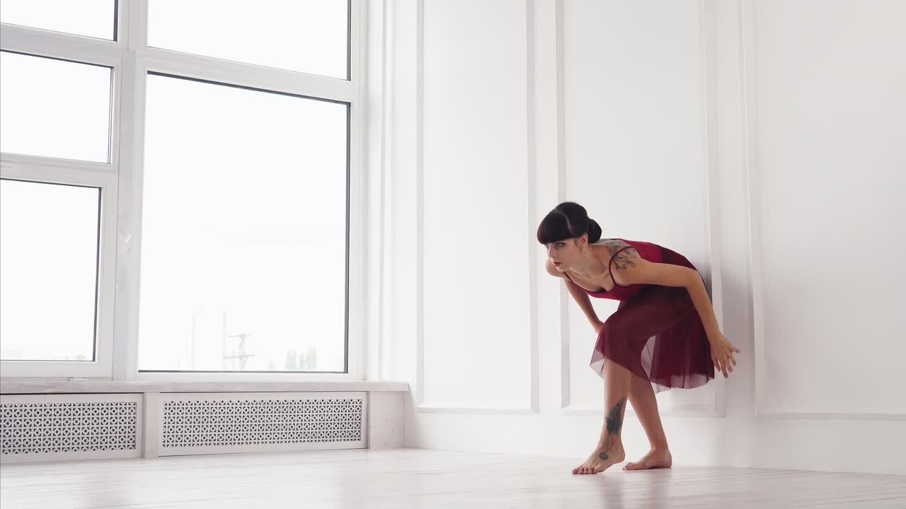 Ballerina in posa moderna