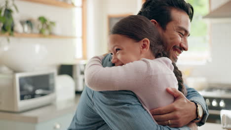 familia, papá y hija abrazados en la cocina