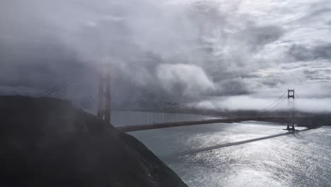 Foggy-morning-in-the-San-Francisco-Bay-with-the-Golden-Gate-Bridge-in-the-mist