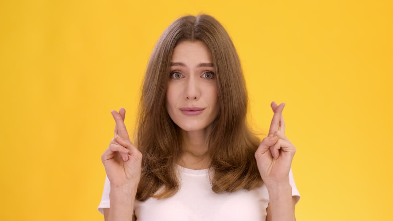 여자 손가락을 맞대고