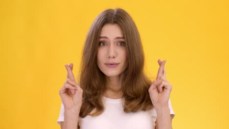mujer, los dedos cruzados.