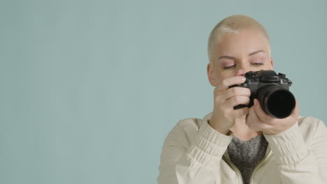 фотограф делает серию снимков в студии