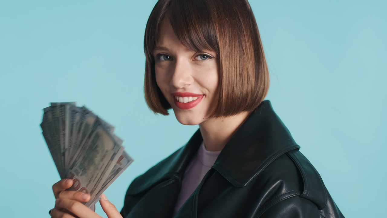 지폐 를 들고 있는 행복 한 갈색 여자