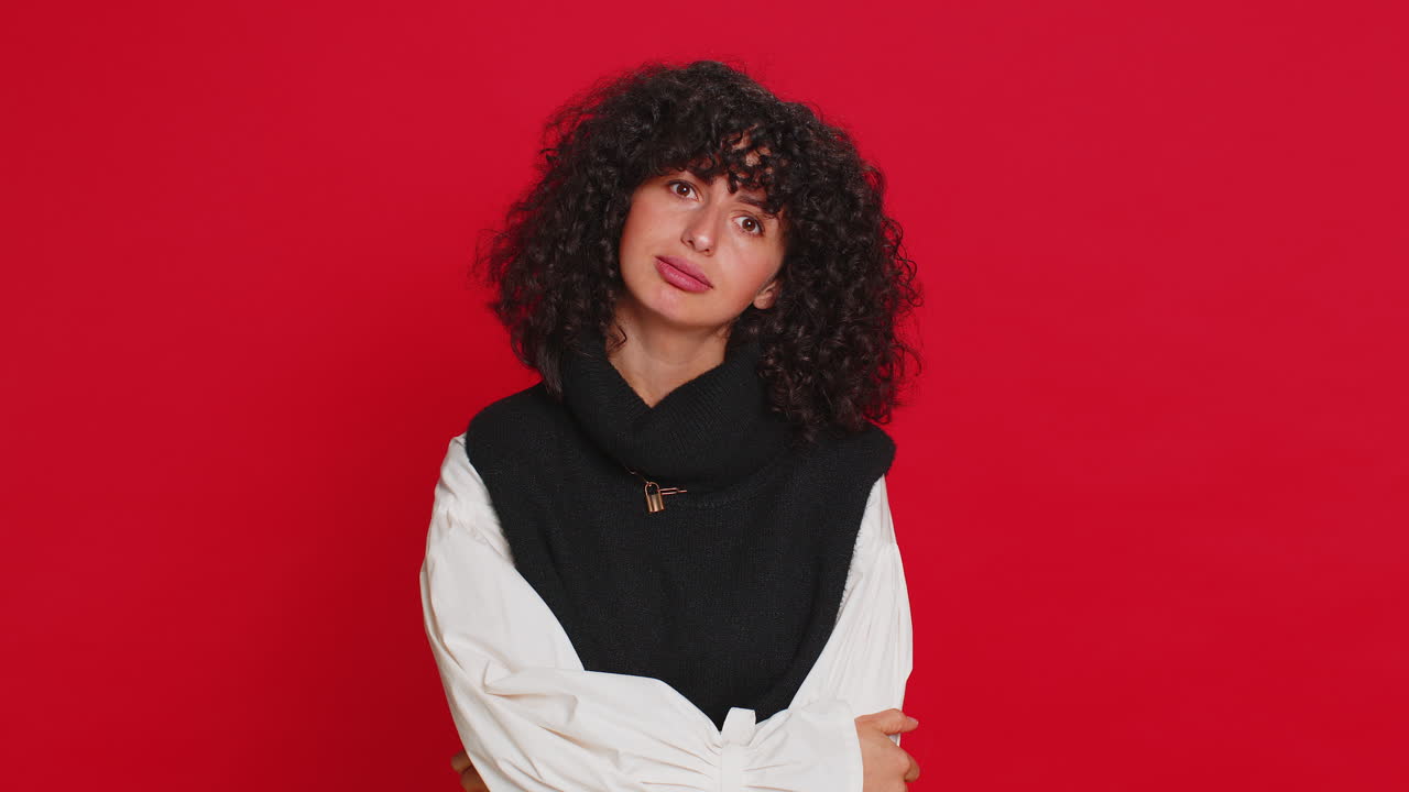 mujer joven cansada expresión aburrida agotada de la historia tediosa no está interesada en la conversación de comunicación