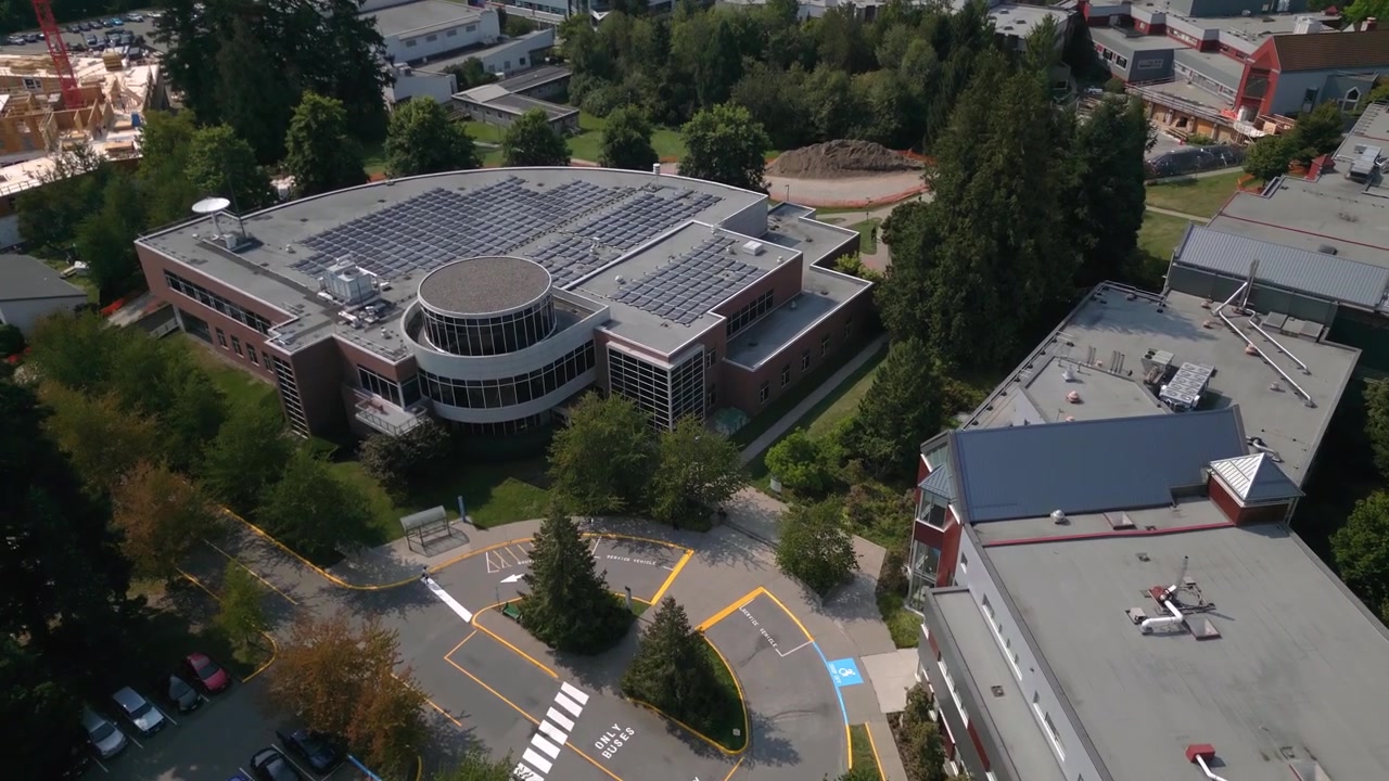 Riprese aeree con drone del centro di Abbotsford, Columbia Britannica – Skyline di una piccola città rurale