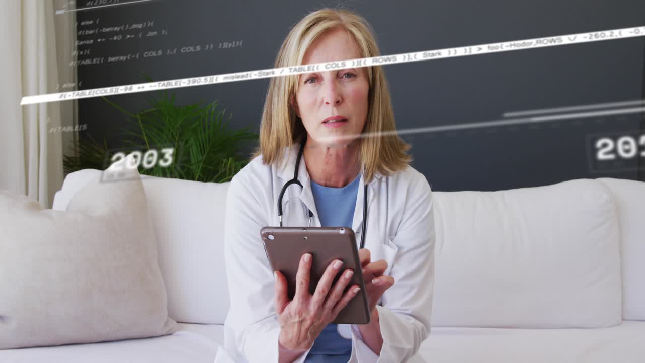 Medico che si concentra, sovrapposizioni che appaiono, anni che cambiano, lei che tocca il tablet aggiornando la timeline