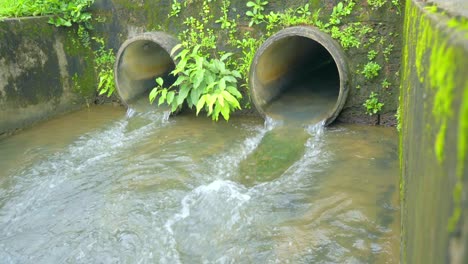 tubería de alcantarillado agua limpia que viene