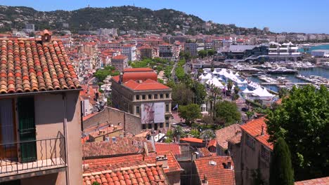 Una-Vista-De-La-Ciudad-Y-El-Puerto-De-Cannes,-Francia