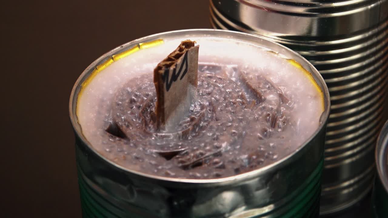 참호 양초는 자원 봉사 도우미가 만듭니다.