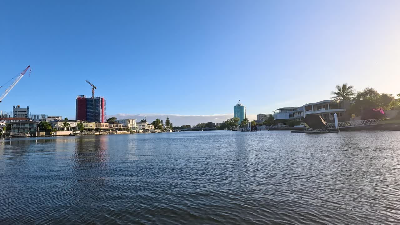 골드 코스트 운하를 가로질러 경치 좋은 보트 타기