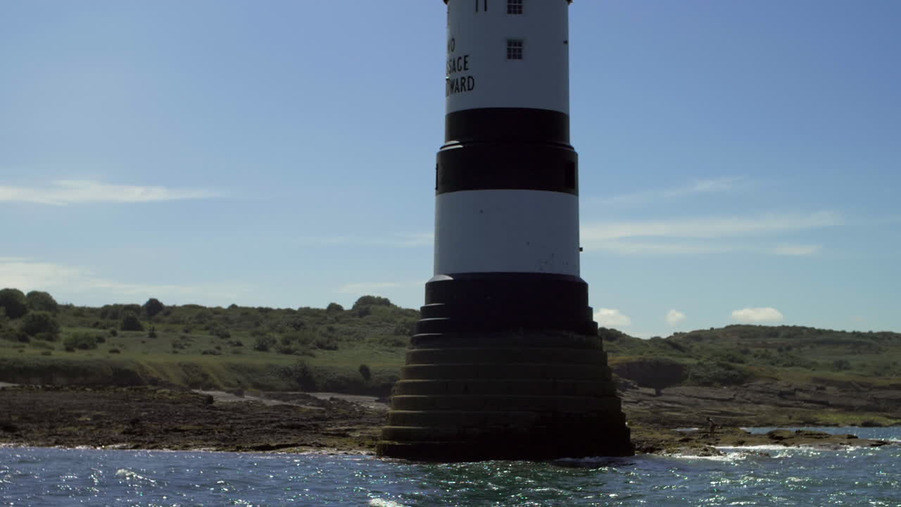 빠른 등대를 지나가는 슬로우 모션 스피드 보트