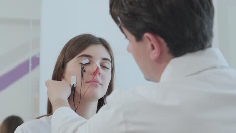 pruebas de nervios del paciente utilizando electromiografía en el centro médico