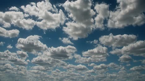 Las-Nubes-De-Lapso-De-Tiempo-Viajan-A-Través-De-Un-Cielo-Azul