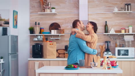 una pareja alegre sonriendo y bailando.
