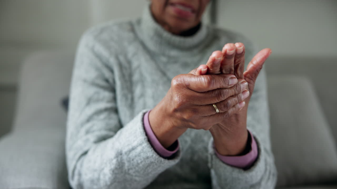 mujer mayor, manos y artritis en primer plano