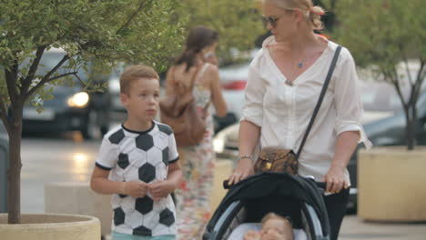 Mamá-Con-Su-Hijo-Y-Su-Hija-Dando-Un-Paseo-Por-La-Ciudad