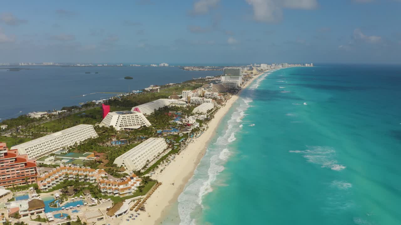 Drone sorvola la zona alberghiera di Cancun