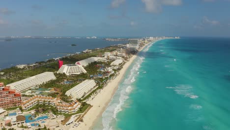 drone sobrevuela zona hotelera de cancun