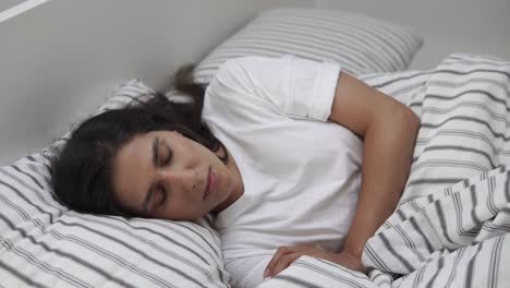 mujer durmiendo en la cama