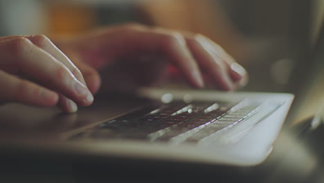 primer plano de las manos escribiendo en un teclado de portátil