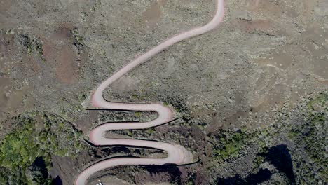 Una-Mosca-Sobre-La-Carretera-Del-Volcán-En-La-Isla-De-La-Reunión,-Francia---Plaine-Des-Sables,-Unesco