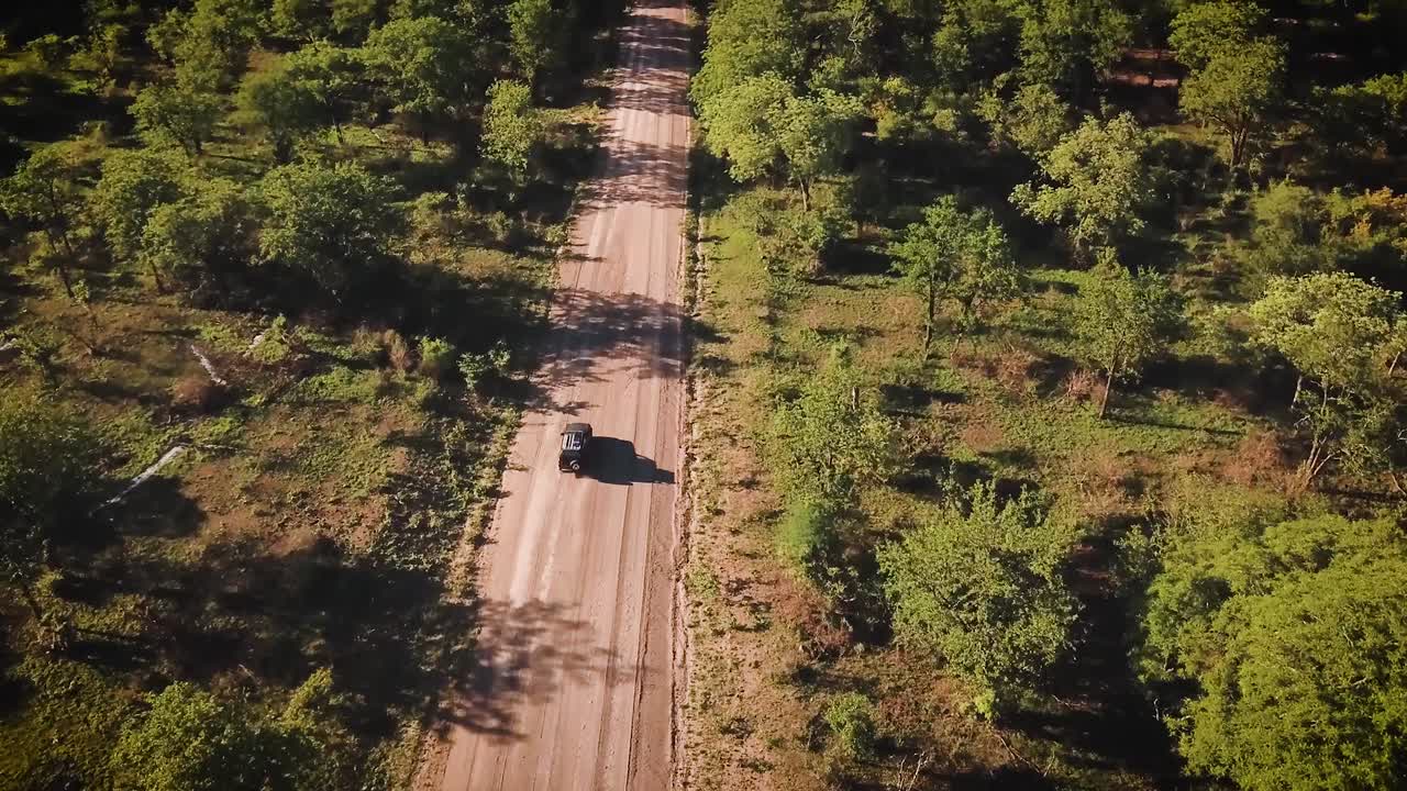 vista de drones del coche que viaja en el paisaje africano
