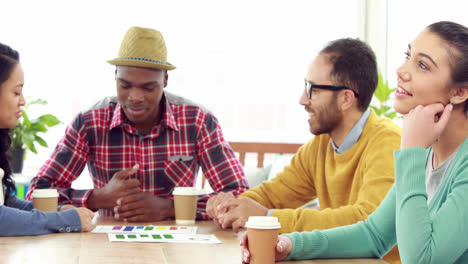 equipo de negocios creativos teniendo una reunión