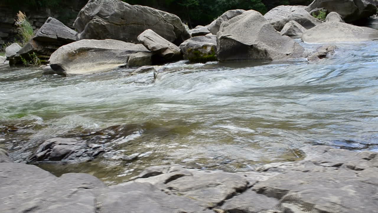 Fiume di montagna. Movimento lento. Corrente nel fiume di montagna. Riprese in montagna.