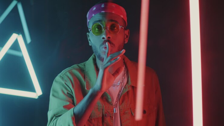 Uomo elegante alla luce al neon