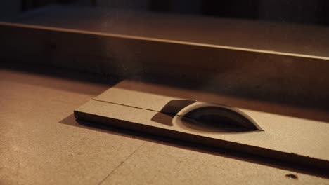 movimiento de placa de partículas de madera en una sierra circular estacionaria en la fábrica